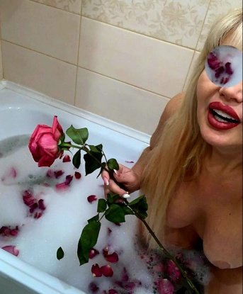 Мои услуги - это настоящая сказка, которая оживает с самого первого взгляда на мои фото. 👀✨
Забудь о повседневной суете и позволь мне удовлетворить все твои самые сокровенные фантазии. Я искусная леди, которая знает все секреты удовольствия и готова подарить тебе незабываемое время в Москве. 🌃💫
Мои возможности не ограничены - от эротического массажа, шикарных стриптиз-шоу, до интимных встреч полных страсти и нежности. В мои объятья ты попадешь в мир эмоций и безудержного удовольствия. 💋🔥
Множество довольных отзывов и рекомендаций говорят о моей профессиональности и искренней заботе о каждом госте. Мой опыт и стиль тебя удивят, а мои нежные прикосновения и игривый характер наполнят нашу встречу особенной атмосферой. 💞✨
Не откладывай на потом удовольствие - приглашаю тебя на огонек в Москве! Я жду твоего звонка, чтобы воплотить все твои фантазии в реальность. Доверься мне, и ты будешь изумлен моими способностями и теплотой моего сердца. Сделай выбор в пользу лучшего - и это буду я! 💖🌹 7906, 38 лет